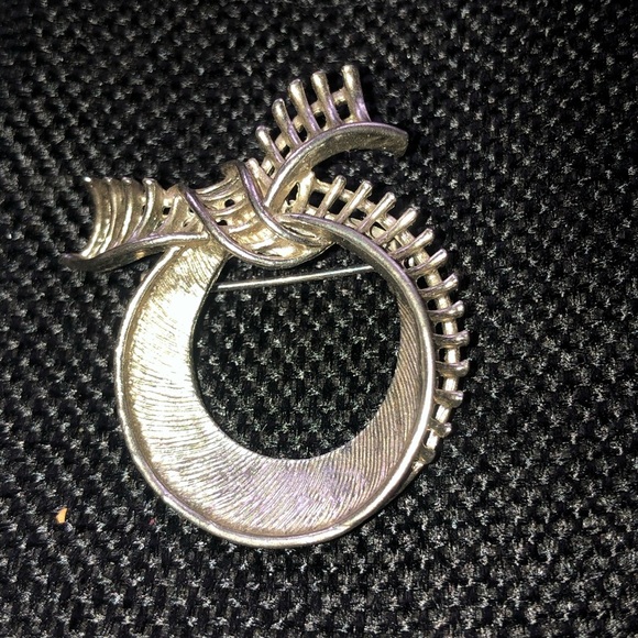 Elegant Silver Brooch with Bow Design - Picture 4 of 5